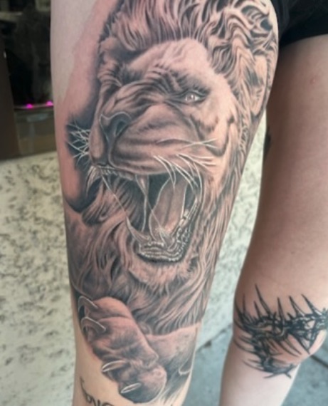 Black and grey roaring lion thigh tattoo — Joshua Cole, Work of Art Las Vegas